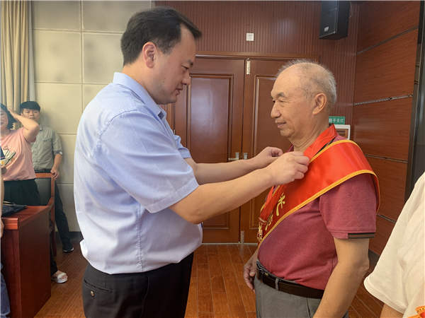 湖北襄陽市城管委為23名黨員頒發(fā)“光榮在黨50年”紀(jì)念章