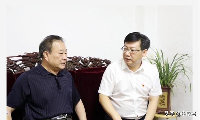 湖北省襄陽市襄州區(qū)委書記、區(qū)長劉明鋒走訪慰問離退休老干部